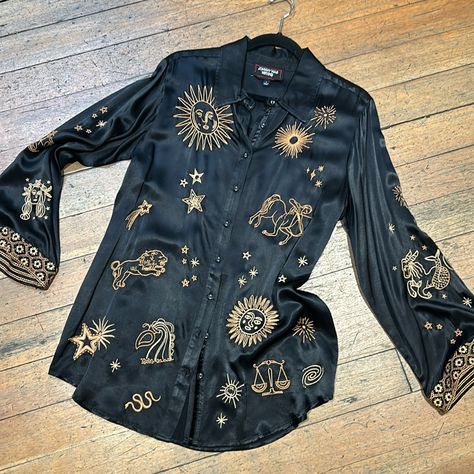 Johnny Was Workshop Nwot Constellation Kimono Sleeve Blouse Black And Embroidered Gold Johnny Was Outfits, Masculine Witchy Outfits, Constellation Costume, Rocker Chic Style Glam Rock, Salem Outfits, Marlowe Lune, Greta Van Fleet Concert Outfit, Whimsigoth Shirt, Celestial Outfit