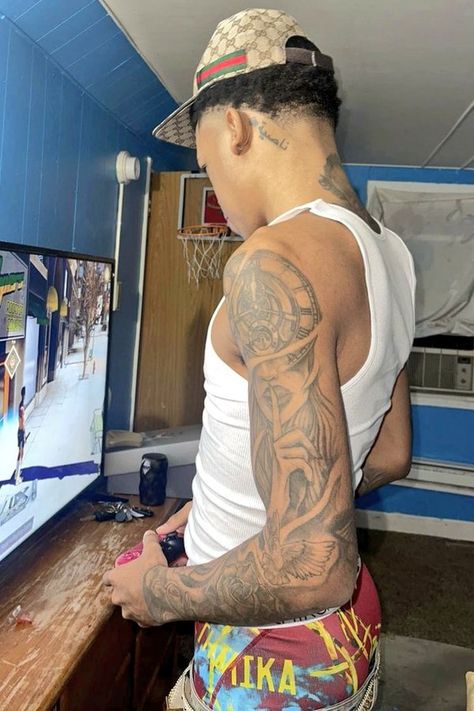 Upper Half Sleeve Tattoos, Upper Arm Tattoos For Guys, Upper Shoulder Tattoo, Black Men Tattoos, Forearm Tattoo Quotes, Hard Tattoos, Money Tattoo, Mens Shoulder Tattoo, Half Sleeve Tattoos For Guys