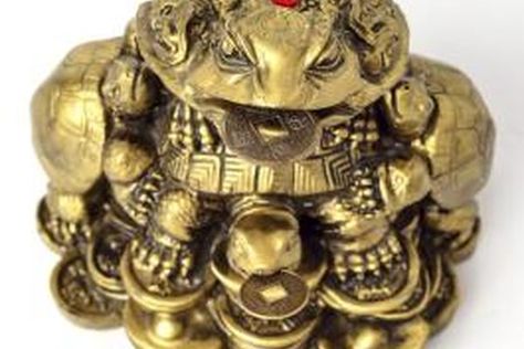 This traditional statue of Ch'an Chu holds a coin within its mouth, perhaps as a way of summoning other coins to follow. Feng Shui Frog, Feng Shui Money Frog, Feng Shui Money, Lingot D'or, Feng Shui Items, Frog Statues, Lucky Money, Frog Decor, Frog Figurines