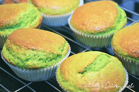 Pandan Cupcakes Recipe, Pandan Cupcakes, Pandan Dessert, Pandan Chiffon Cake, Pandan Cake, Philippines Recipes, Chocolate Deserts, Asian Cake, Cupcake Maker