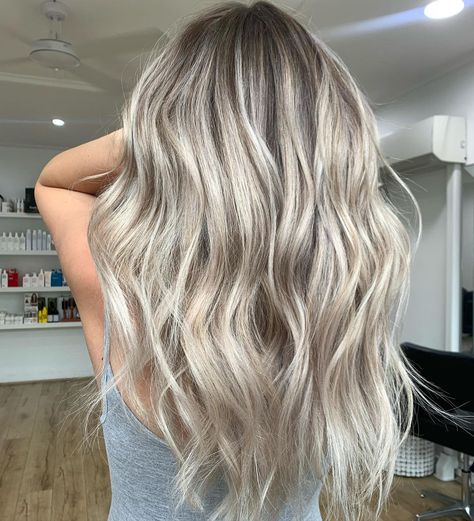 Dark Blonde Foils, Ash Blonde Hair With Dark Roots, Platinum Blonde Hair Dark Roots, Ashy Blonde Balayage Dark Roots, Blonde With Brown Roots, Ashy Blonde Balayage, Ashy Blonde Hair, Blonde Foils, Hair Contouring