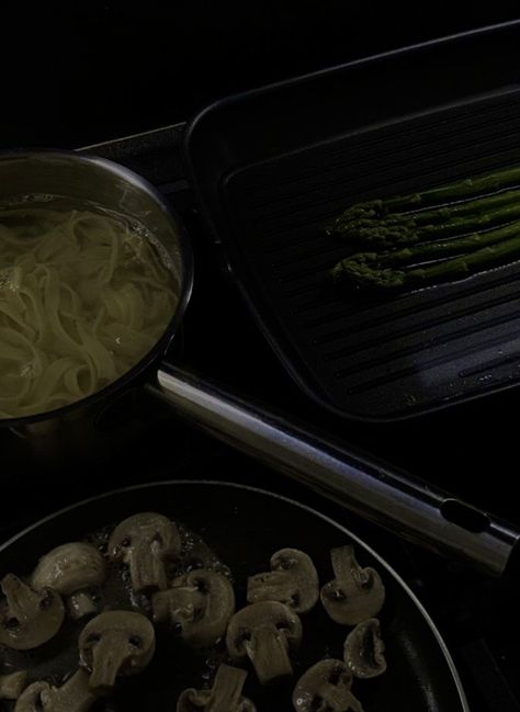 Mushroom Spaghetti, Spaghetti Pasta, Aesthetic Food, Food Pictures, Dark Aesthetic, Meal Prep, Clean Eating, Vision Board, Spaghetti