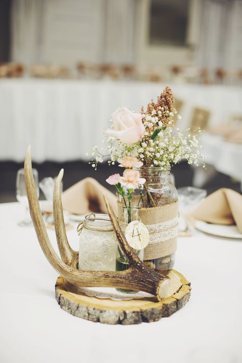 Camo Wedding Reception Ideas, Deer Antler Table Decor Wedding, Rustic Wedding Decor Antlers, Deer Horn Centerpiece Wedding, Deer Shed Centerpiece Wedding Ideas, Hunting Wedding Theme Centerpieces, Country Western Wedding Table Decor, Boho Antler Wedding Decor, Cowhide Wedding Unity