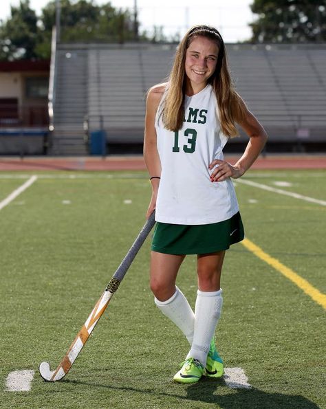 field hockey portraits - Google Search Field Hockey Picture Poses, Hockey Poses, Hockey Senior Pictures, Womens Field Hockey, Hockey Field, Hockey Outfits, Field Hockey Girls, Pose Photography, Hockey Pictures