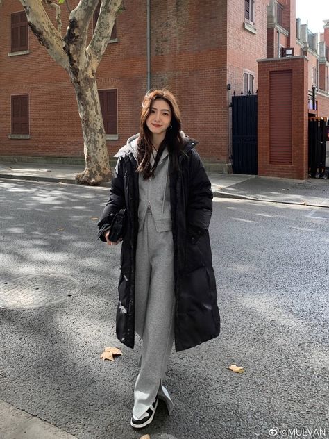 Puffer Coat Outfits For Women, South Korea Winter Outfit, Ulzzang Winter Outfits, Japan November Outfit, Long Puffer Outfit, Korean Winter Outfits Street Style, Korea Winter Outfit, Korea Fashion Winter, Japan Outfit Winter