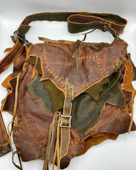 Victoria Kelli Baumgarten on Instagram: “This big leafy bag has a 2 in panel that connects the front to the back. It is expansive and can hold many contents…like our hearts. ;store…” Big Leather Bag, Black Leather Fringe Bag, Brown Leather Backpack Purse, Boho Purse, Green Thread, Leather Sewing, Brown Leather Backpack, Large Leather Tote Bag, Green Tote