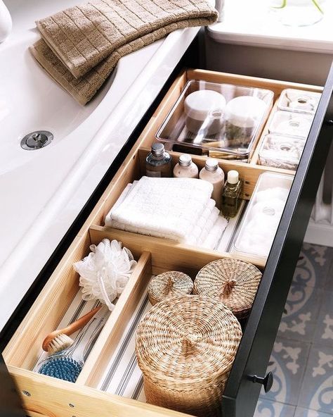 Bathroom Closet Organization Ideas, Rangement Makeup, Bathroom Sink Organization, Bathroom Drawer Organization, Bathroom Closet Organization, Extra Space Storage, Bathroom Cabinet Organization, Closet Organization Ideas, Makeup Drawer Organization