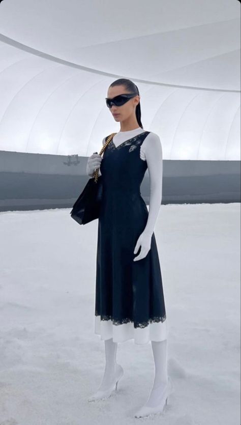 Demna Gvasalia Designs, Balenciaga Aesthetic Outfit, Balenciaga Fw22, Bella Hadid Balenciaga, Balenciaga Editorial, Space Futurism, Balenciaga Aesthetic, Mrs Bella, Balenciaga Runway