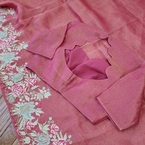 Fancy Cotton Saree Blouse Design, Transparent Saree Blouse Designs, Plain Silk Saree With Designer Blouse, Crush Blouse Designs Latest, Bot Neck Kurtis Design, Crush Saree Blouse Design, Plain Blouse Designs Latest Silk, Flowy Lehenga, Trendy Blouse Patterns