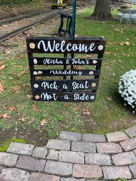 Homemade wedding pallet sign Pallets For Wedding Decor, Wood Pallet Wedding Ideas, Wedding Pallet Signs, Wedding Pallet Ideas, Pallet Wedding Ideas, Pallet Wedding Decor, Diy Fall Wedding Decorations, Wedding Pallet, Pallet Wedding Signs