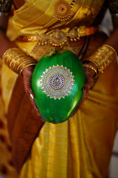 Elegant, Decent, Traditional and Trendy Kobbari Bondam Decoration for South Inidan Wedding Pelli Butta Decoration Ideas, Coconut Wedding Decoration, Wedding Kobbari Bondam Designs, Pelli Kobbaribondam Decoration, Green Coconut Decoration, Coconut Design For Wedding, Kobari Bondam Decoration, Marriage Coconut Decoration, Kobbari Chippa Decoration