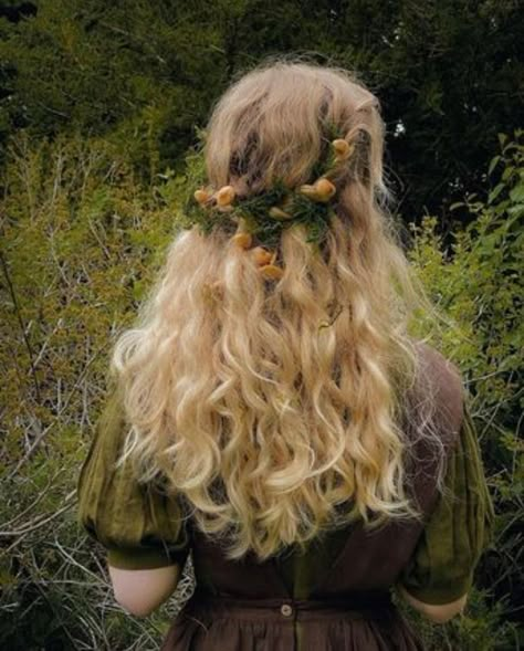 Foraging Photoshoot, Cottage Core Hair, Cottagecore Hairstyles, Descendants Oc, Manic Pixie Dream Girl, Violet Hair, Yellow Jackets, Flowers In Her Hair, Boho Hair