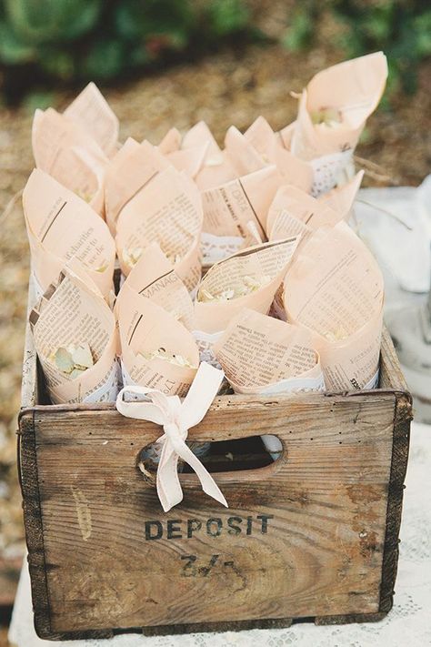 Como hacer Conos de Papel con Blondas - Diario de una Novia Vintage Travel Themes, Rustic Wedding Decorations, Boda Diy, Wedding Send Off, Vintage Wedding Theme, English Wedding, Wedding Confetti, Bohemian Wedding, Chic Wedding