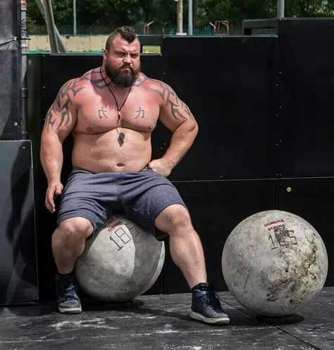 Ed Hall - Just having a minute, Uks Final at Stoke Strong Man Competition, Strongman Physique, Eddie Hall, Martial Arts Photography, World's Strongest Man, Strongest Man, Chubby Guy, Strong Man, Unrealistic Expectations