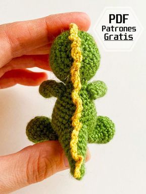 Pequeño Dinosaurio PDF Amigurumi Patrón Gratis - Lovelycraft Crochet Dinosaurs, Dinosaur Amigurumi, Crochet Dinosaur Patterns, Crochet Dinosaur, Crochet Baby Toys, Dinosaur Pattern, Crochet Fashion Patterns, Quick Crochet, Crochet Videos