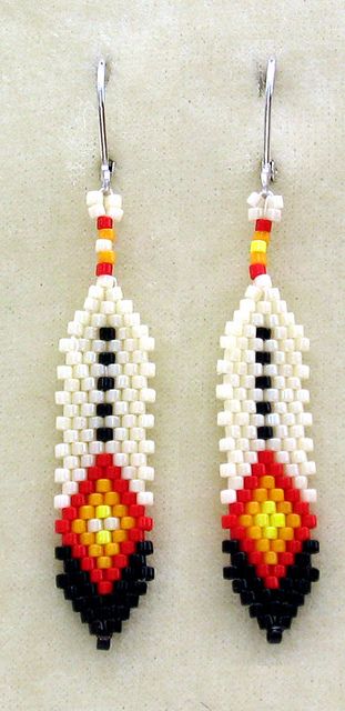 Beaded feather earrings Beaded Feather Earrings, Anting Manik, Beaded Feather, Native American Beadwork Patterns, Native Beading Patterns, Beadwork Designs, Beaded Earrings Diy, Beading Crafts, Native Beadwork