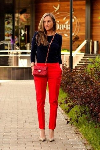 Red Trousers Outfit, Red Jeans Outfit, Outfit Pantalon Rojo, Red Pants Outfit, Pant Outfits For Women, Áo Blu, Red Dress Pants, Red Trousers, Color Pants