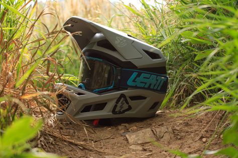 Full Face Helmet Design, Fullface Helmet Motorcycles, Helm Full Face, Full Face Mountain Bike Helmet, Mtb Clothing, Full Face Motorcycle Helmets, Mtb Gear, Mountain Bike Helmets, Mountain Biking Gear