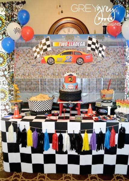 This collection of racing party ideas includes all the inspiration you'll need to plan the ultimate racing birthday party for your little ones. Nascar Party Decorations, Nascar Party, Hotwheels Birthday Party, Hot Wheels Party, Hot Wheels Birthday, Race Car Birthday Party, Cars Theme Birthday Party, Car Party, Race Party