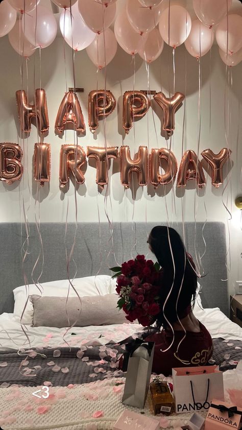 Birthday Hotel Room Photoshoot, Room Birthday Photoshoot Ideas, Hotel Room Birthday Photoshoot, 27th Birthday Ideas For Women Photoshoot, 29th Birthday Party Ideas, Decorated Room For Birthday, Birthday Group Pictures, Decorated Birthday Room, 29th Birthday Photoshoot Ideas