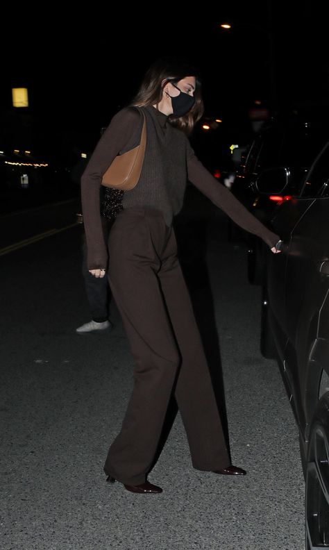 Kendall Jenner was spotted in Santa Monica wearing a Brown Wool Mix Sweater Vest from Maison Margiela ($477), a Brown Turtleneck Jumper from Jil Sander, Brown Straight Leg Pants from Bevza ($229) and a Beige Half Moon Leather Shoulder Bag from The Row ($1,290). To shop this look or buy this outfit on a budget, click the theninesfashion.com link. #KendallJenner #SantaMonica #TheKardashians #MaisonMargiela #JilSander #Bevza #TheRow Brown Straight Leg Pants, Brown Turtleneck, Kendall Jenner Street Style, Turtleneck Outfit, Kendall Style, Outfit Invierno, Kendall Jenner Outfits, Jenner Outfits, Brown Outfit