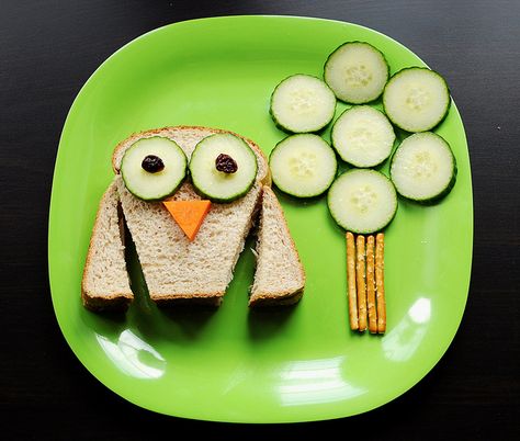 Moms with little kids... i'd make a butterfly out of their sandwiches, flowers out of fruit... so fun! Creative Meals, Vegetable Art, Decorações Com Comidas, Edible Crafts, Kids Treat, Fun Lunch, Kindergarten Ideas, God Mat, Funny Food