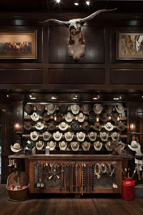 Western Retail Store Design, Western Boutique Store Display Ideas, Spirit Shop Ideas, Western Luxury, Hat Store Design, Boutique Western, Kemo Sabe Aspen, Western Retail Display Ideas, Western Store Ideas