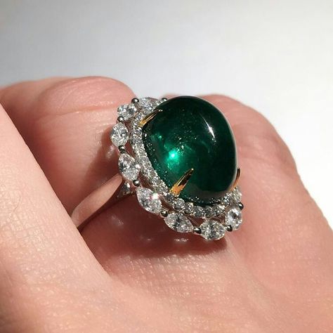 @annitawinstonjewelry. 10.18 carat cabochon emerald and diamonds. Cabochon Emerald Ring, Cabochon Ring Design, Emerald Cabochon Ring, Anello Smeraldo, Solitaire Ring Designs, Emerald Cabochon, Colored Stone Rings, Ruby Diamond Rings, Diamond Jewel