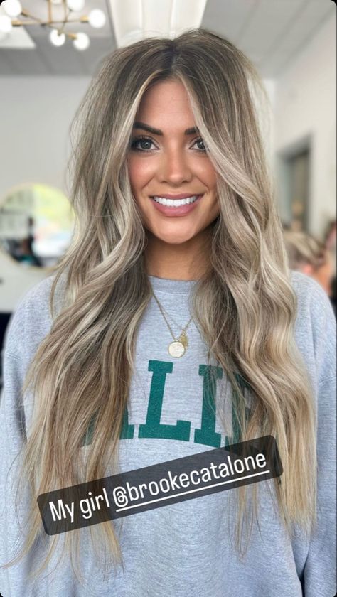 Bronde hair Brown Hair Inspiration Highlights, Blue Eyed Hair Color Ideas, Blonde Highlights Fine Hair, Fall Blonde Lowlights, Balayage Hair Blue Eyes, Spring Bronde Balayage, Blonde Balayage Light Brown Hair, Dark Brown Lowlights In Blonde Hair, Dark Blonde Hairstyles