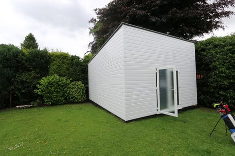 Golf Simulator Garden Room, Golf Simulator Garage Diy, Golf Simulator Shed Design, Golf Simulator Shed, Modern Golf Clubhouse, Golf Shed Simulator, Home Golf Simulator, Golf Simulator Room, Golf Room