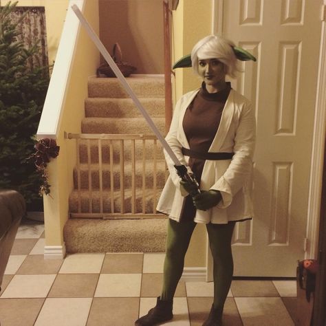 Yoda Costume Women's, Yoda Costume Diy, Yoda Cosplay, Star Wars Family Costumes, Baby Yoda Costume, Yoda Costume, Diy Costumes Women, Star Wars The Force Awakens, Star Wars Outfits