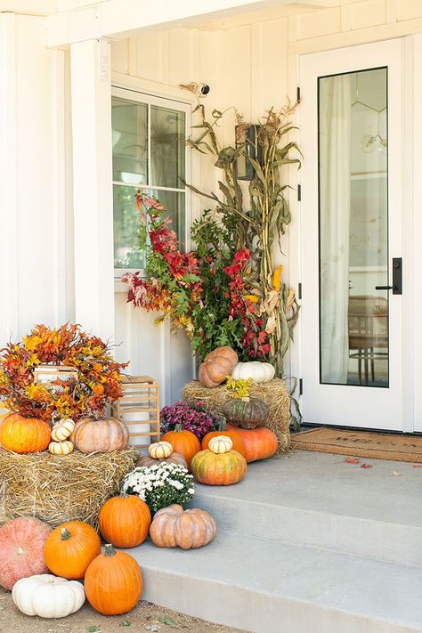 Our favorite fall porch decorating ideas and styling tips for decorating your fall porch! #Fall #Porch #Decorating #FallDecoratingIdeas #PorchIdeas #Pumpkins #HayBales #Fall #Styling #FrontPorch #FallPorch Fall Decor With Hay Bales, Fall Yard Decor, Outdoor Fall Decor Ideas, Fall Front Porch Ideas, Outside Fall Decor, Porch Pumpkins, Feuille Eucalyptus, Fall Front Porch Decor, Garden Wallpaper