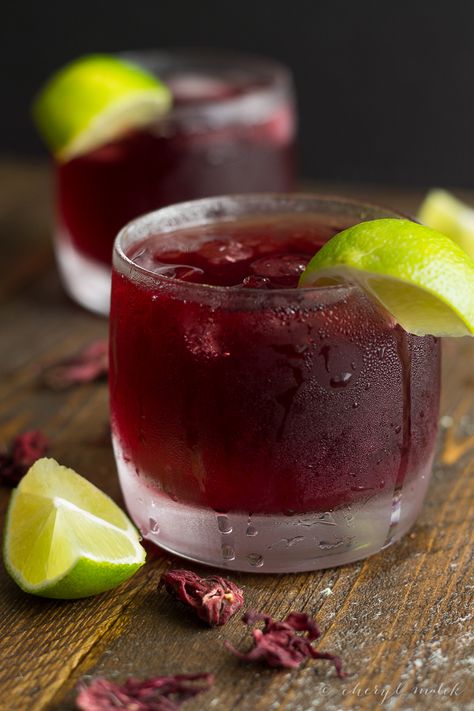 Hibiscus Tea (Agua de Jamaica) - Tart, a bit fruity, so refreshing, and packed full of antioxidants (more than pomegranate juice!) and elect... Hibiscus Tea Benefits, Agua Fresca Recipe, Jamaica Food, Tea Cocktails, Agua Fresca, Hibiscus Tea, Tea Benefits, Pomegranate Juice, Non Alcoholic Drinks