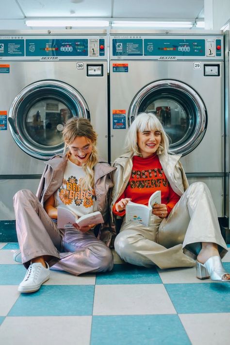 Laundromat Photoshoot, Mode Pastel, Laundry Mat, Retro Photography, Photographie Portrait Inspiration, Shotting Photo, 사진 촬영 포즈, Photographie Inspo, Foto Poses