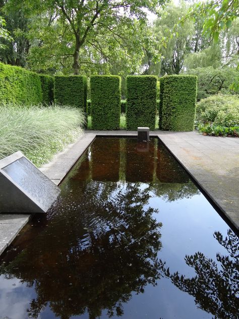 10 Garden Ideas to Steal from the Netherlands - Gardenista Miscanthus Morning Light, Garden Dividers, Dutch Gardens, Pond Fountains, Cottage Garden Design, Garden Arbor, Modern Garden Design, Water Features In The Garden, Garden Buildings