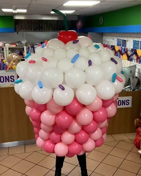 Building A Balloon Cupcake | balloon, art, cupcake | This is next-level balloon art 😎🎈 | By Tyla Cupcake Balloon, Balloon Cupcakes, Balloon Toys, Diy Cupcakes, Love Balloon, Balloon Art, Balloon Arch, Balloon Decorations, First Birthdays