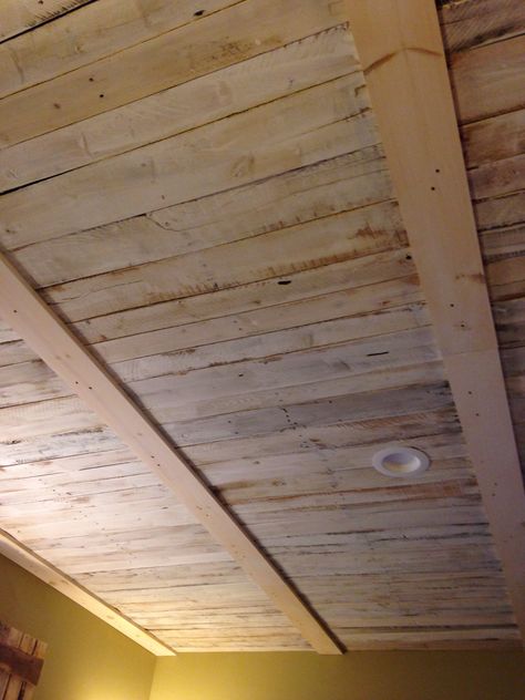 Ceiling made from whitewashed pallets Pallet Wood Ceilings, Barndominium Ceilings, Pallet Wood Ceiling, Bedroom Mountain, One Room Cabin, Basement Finish, Wood Plank Ceiling, Pallet Ceiling, Rustic Basement