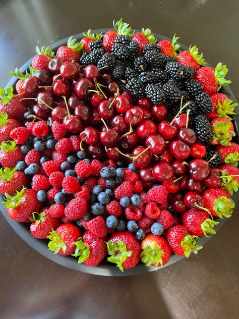 Pretty Fruit Tray, Berry Fruit Platter, Strawberry Fruit Platter, Berry Platter Ideas, Fruit Bday Party Ideas, Chocolate Covered Fruit Platter, Fruit Plates Party Platter Ideas, Berry Platter, Summer Fruit Tray