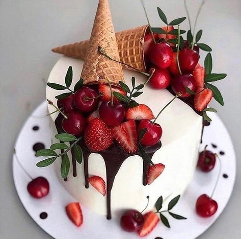 Fruit Cake Design, Chocolate Cake Designs, Dessert Decoration, Drip Cakes, Fancy Cakes, Cake Decorating Techniques, Pretty Cakes, Creative Cakes, Fruit Cake