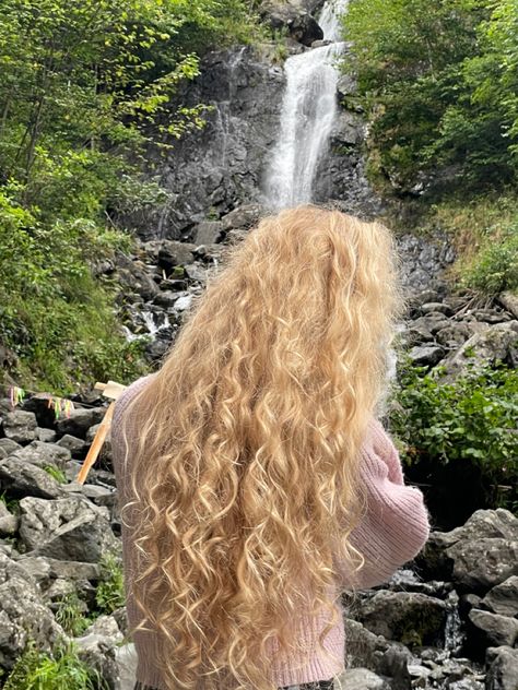 Wavy hair aesthetic Blonde Curly Aesthetic, Wavy Blonde Hair Aesthetic, Shower Motivation, Wavy Hair Aesthetic, Wavy Hair Blonde, Slightly Wavy Hair, Blonde Hair Aesthetic, Curled Blonde Hair, Long Blonde Curly Hair