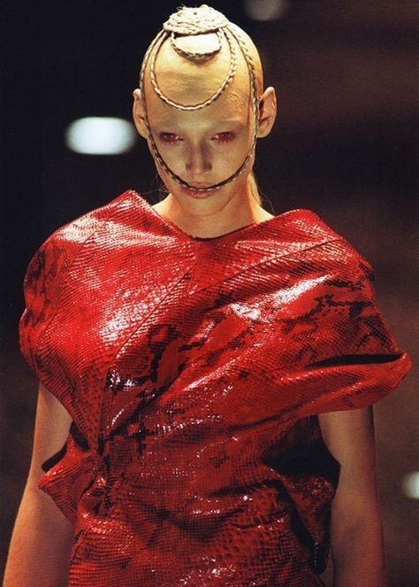 Alexander McQueen’s most dark and twisted moments As Halloween approaches, we look back at five times the designer drew on horror Alexander Mcqueen Runway, Cl Fashion, Alexander Mcqueens, Savage Beauty, Alexander Mcqueen Fashion, Mcqueen Fashion, Sarah Burton, Gisele Bündchen, Couture Mode