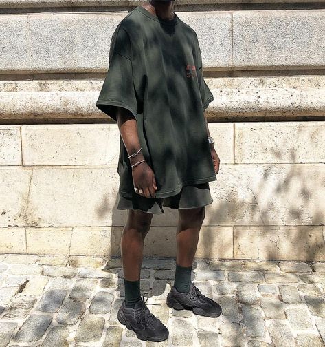 Soft Grunge Outfits Men, Kaney West, Grunge Outfits Men, Street Tshirt, Stylish Inspiration, Yeezy Fashion, Ripped Shirts, Streetwear Inspiration, Yeezy 500