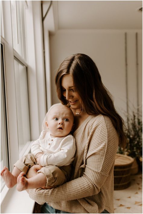 Mothers Photoshoot, Motherhood Minis, Mother And Child Pictures, Pretty Poses, Indoor Family Photography, Mommy Photos, 6 Month Baby Picture Ideas, Motherhood Session, Motherhood Photos