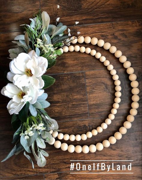 Joululahjat Diy, Wood Beads Diy, Diy Christmas Wreaths Ideas, Christmas Wreaths Ideas, Christmas Wreaths Diy Easy, Diy Christmas Wreaths, Front Porch Christmas Decor Ideas, Door Wreaths Diy, Porch Christmas Decor Ideas