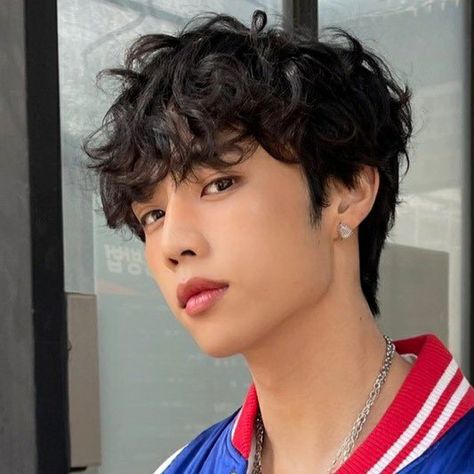 Sunwoo Curly Hair, Black Hair Anime Guy, Tbz Sunwoo, Androgynous Hair, Wavy Hair Men, Anime Guy, Hair Anime, Heart Eyes, Wavy Hair