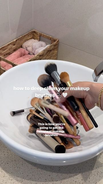 How To Clean Makeup Brushes At Home, How To Clean A Makeup Brush, Clean Brushes Makeup, Best Way To Clean Makeup Brushes, How To Clean Makeup Brushes And Sponges, Cleaning Make Up Brushes, Make Up Brush Cleaning Solution, How To Clean Your Makeup Brushes, How To Clean Makeup Brushes At Home Diy