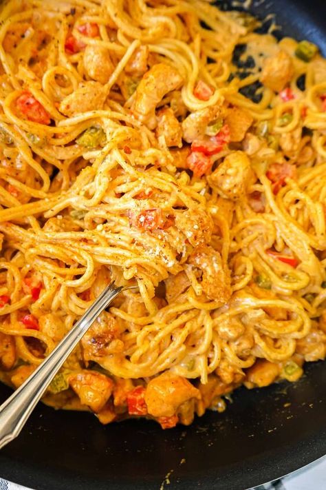 Cajun Spaghetti, Spaghetti With Chicken, Rotel Chicken Spaghetti, Spaghetti Chicken, Creamy Cajun Pasta, Buffalo Chicken Pasta, Chicken Spaghetti Recipes, Cajun Pasta, Creamed Onions