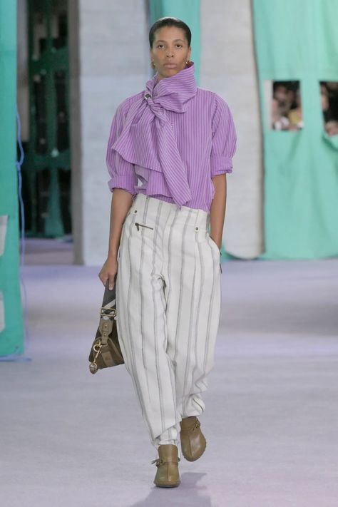 Burberry Spring 2025 Ready-to-Wear Collection [PHOTOS] Summer Runway, Lilac Color, Spring Tops, Spring Summer Fashion, Fashion News, Spring Fashion, Burberry, Lilac, Fashion Show