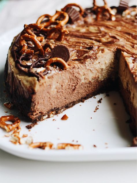 Sweet and Salty Pretzel Peanut Butter Chocolate Cheesecake - Parsnips and Pastries Peanut Butter Chocolate Cheesecake, Pretzel Cheesecake, Healthy Protein Desserts, Dark Chocolate Recipes, Chocolate Peanut Butter Cheesecake, Chocolate Cheesecake Recipes, Cheesecake Pie, Peanut Butter Pretzel, Chocolate Graham Crackers