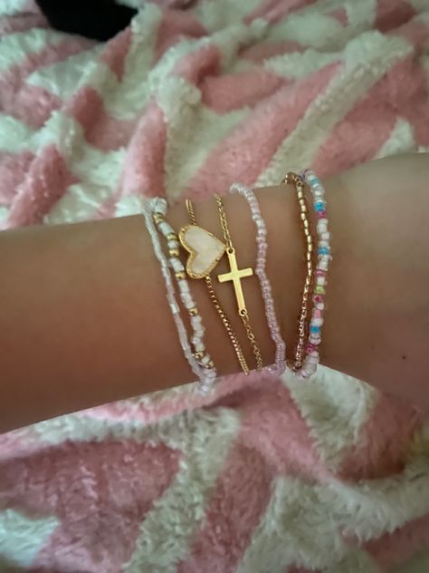 Preppy Earring Stack, Stacked Bracelet Ideas, Beachy Bracelet Stack, Summer Bracelet Stack Ideas, Kendra Scott Bracelet Stack, How To Stack Bracelets, Cute Bracelet Stacks, Preppy Bracelet Stack, Bracelet Stack Summer